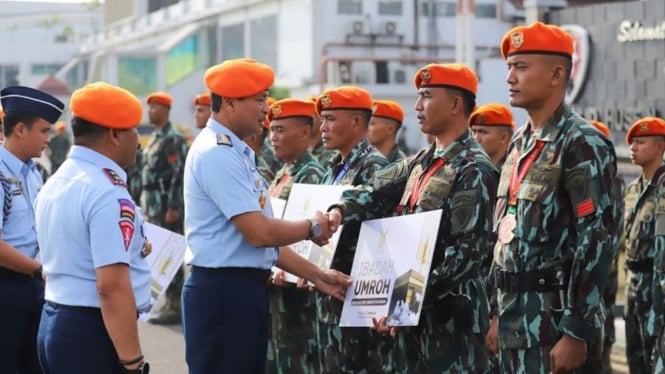 VIVA Militer: KSAU Marsekal TNI Tonny berikan apresiasi ke 10 prajurit Kopasgat