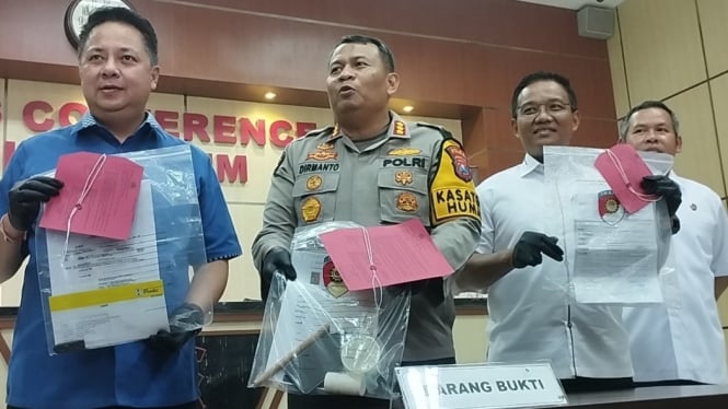 Polda Jatim merilis kasus bayi dicekoki obat penggemuk oleh baby sitter.