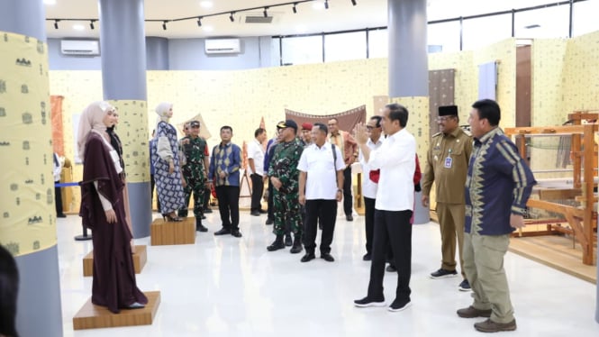 Presiden Jokowi melihat sejumlah karya dari anak muda Aceh