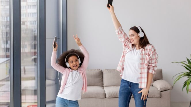 imagen de karaoke de madre e hijo