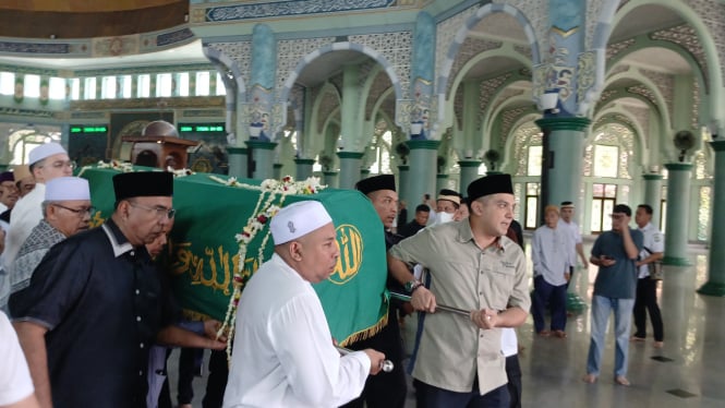 Jenazah Ismet Iskandar akan dibawa menuju pemakaman