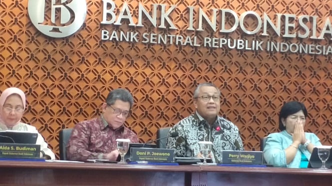 Gubernur Bank Indonesia (BI) Perry Warjiyo dan jajaran Deputi Gubernur BI saat konferensi pers Pengumuman Hasil Rapat Dewan Gubernur (RDG) BI Oktober 2024.