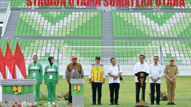 El presidente indonesio, Joko Widodo, cuando el Northus Sumatra abrió el estadio principal en el árbitro de Deliserdin. (Documentos del gobierno de la provincia de Sumatra del Norte)