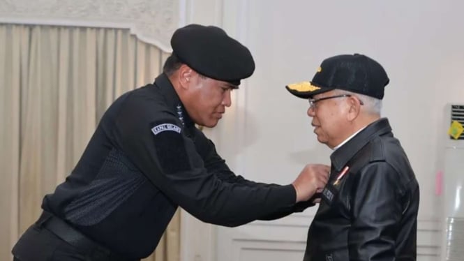 Wapres Terima Brevet Kehormatan Hiu Kencana dari TNI AL