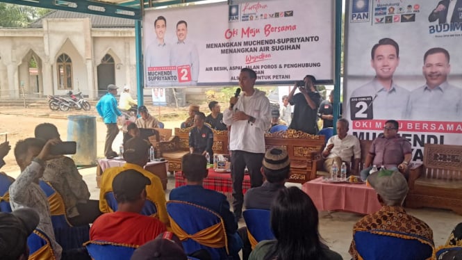 Calon Bupati OKI, Muchendi Mahzarekki, saat berkunjung ke Desa Bandar Jaya, Kecamatan Air Sugihan.