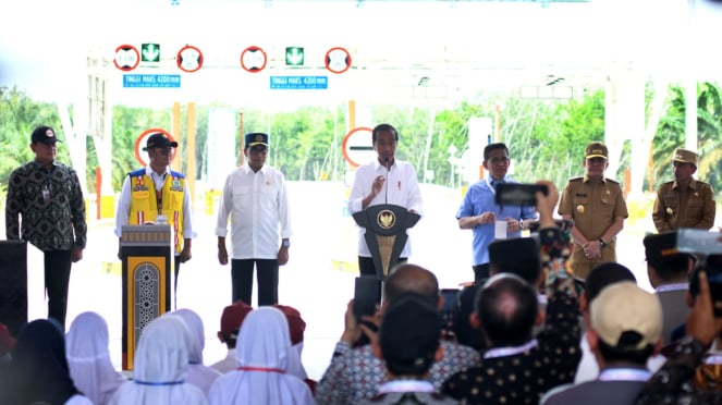 Presiden RI Joko Widodo membuka ruas Tol Limapuluh-Kisaran di pintu tol Asahan (Pemprov Sumut).