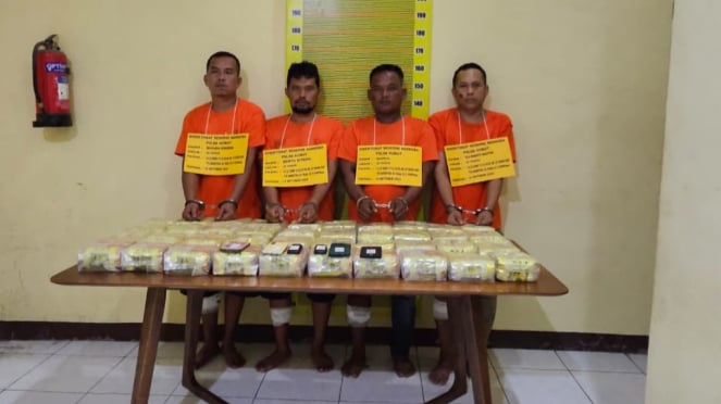 Quatro criminosos foram presos pela polícia (Delegacia de Polícia de Sumatra do Norte).