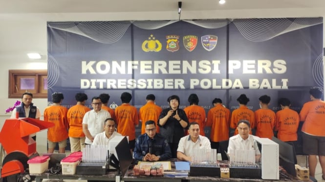 Polda Bali menggelar konferensi pers pengungkapan kasus tindak pidana registrasi kartu Sim perdana secara ilegal dan penjualan kode OTP. 