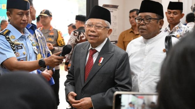 Wakil Presiden Maruf Amin memberikan keterangan pers usai menghadiri sidang promosi doktor Menteri Energi dan Sumber Daya Mineral (ESDM) Bahlil Lahadalia di Universitas Indonesia, Depok, Jawa Barat, Rabu, 16 Oktober 2024.