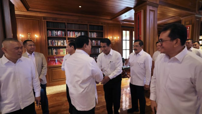 Presiden terpilih Prabowo Subianto mengumpulkan calon menteri di Hambalang