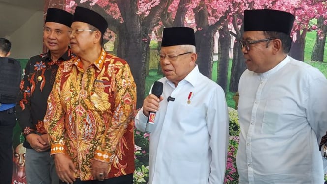 Wakil Presiden Maruf Amin saat menyampaikan keterangan usai meresmikan kampus Universitas Darul Am'arif di Kabupaten Indramayu, Jawa Barat, Rabu, 16 Oktober 2024.