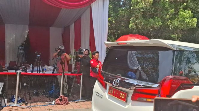 Mobil dinas Prabowo Subianto meninggalkan Hambalang, Bogor, Jawa Barat pada Kamis, 17 Oktober 2024 siang 