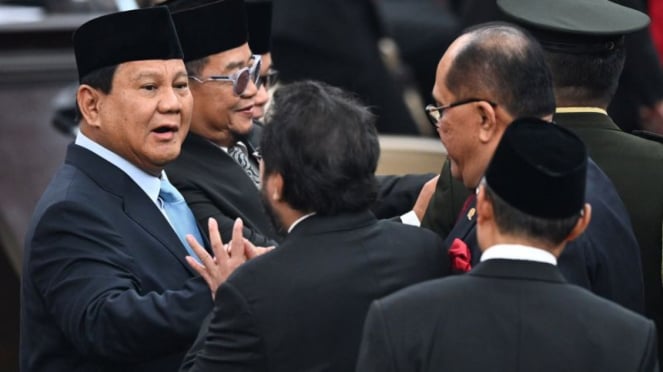 Presiden terpilih Indonesia Prabowo Subianto (kiri).