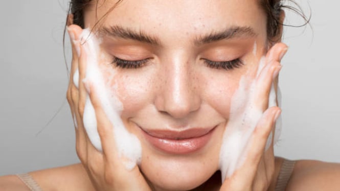 Cara Double Cleansing yang Benar Bagi Pemula! Rahasia Kulit Bersih dan Sehat