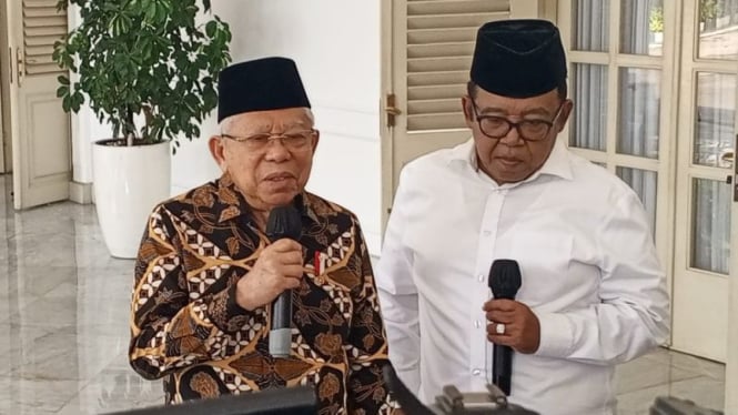 Wakil Presiden Ma'ruf Amin didampingi Staf Khusus Wapres Bidang Komunikasi dan Informasi Masduki Baidlowi memberikan keterangan pers di Istana Wapres, Jakarta, Kamis, 17 Oktober 2024.