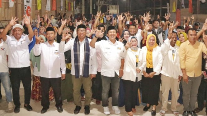 Warga Bungku Pesisir bersama calon Bupati Morowali Iksan.