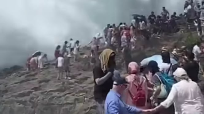 Ombak besar dan tinggi di Pantai Angle Billabong Nusa Penida  menggulung wisatawan India yang sedang berwisata.