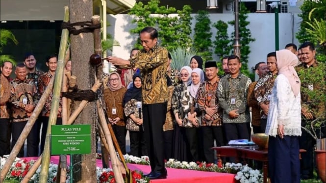 Presiden RI Joko Widodo menanam dua pohon di lingkungan Istana Negara jelang lengser (sumber: instagram @jokowi)