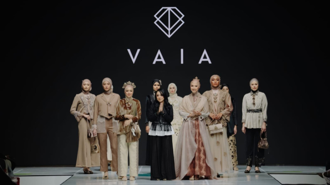 Koleksi fashion 'Translucent Tales' pada Jakarta Muslim Fashion Week (JMFW) 2025