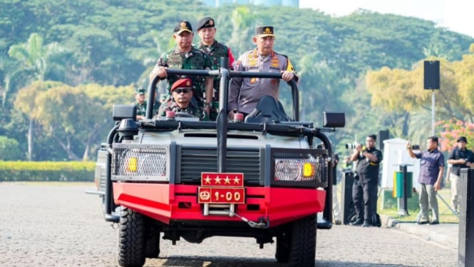 VIVA Militer: Panglima TNI bersama Kapolri Tinjau Pasukan Pengamanan VVIP