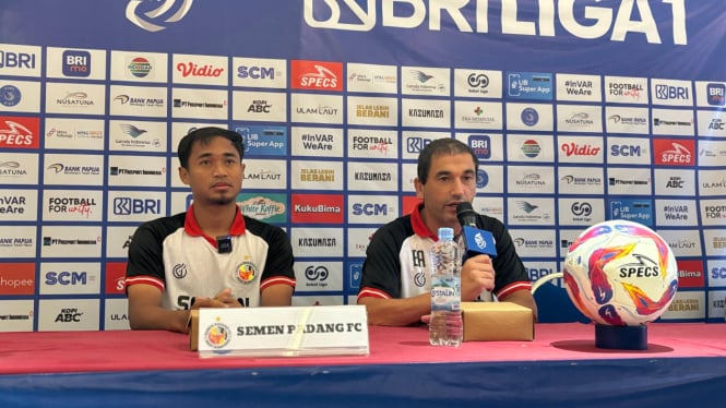 Pelatih Semen Padang FC, Eduardo Almeida (Kanan)