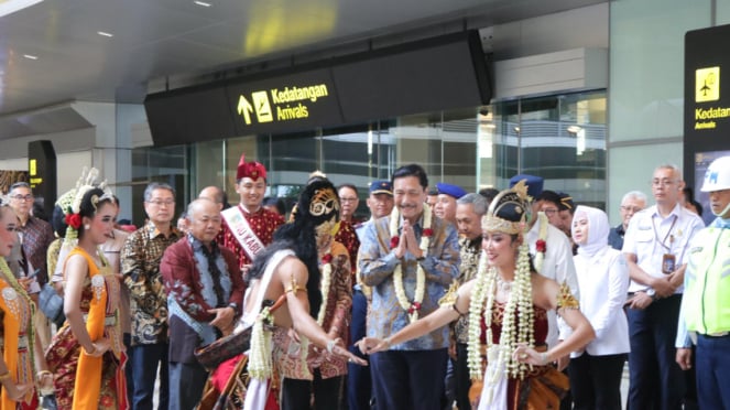 Minister koordynujący ds. gospodarki morskiej i rybołówstwa Luhut Binsar Pandjaitan podczas inauguracji lotniska Dhoho Kediri