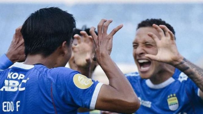 Pemain Persib Bandung rayakan gol