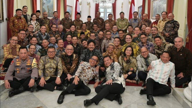 Seluruh menteri di Kabinet Indonesia Maju berfoto bersama Presiden dan Wakil Presiden RI, Joko Widodo (Jokowi)-Ma'ruf Amin usai makan siang bersama di Istana Negara, Jakarta Pusat (sumber: instagram @erickthohir)