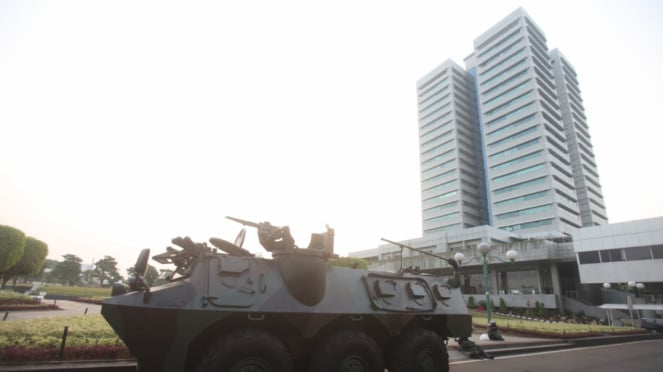 En DPR, docenas de Panzer Ano se encuentran antes de la apertura del presidente