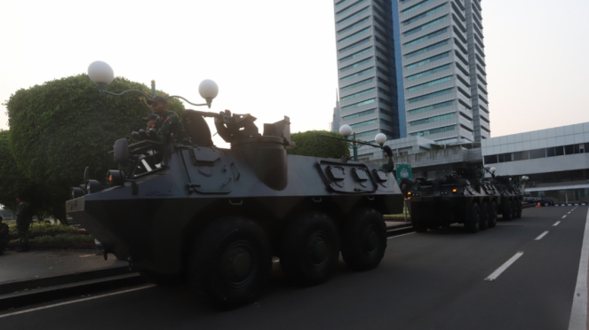 Belasan Panser Anoa Berjaga Jelang Pelantikan Presiden di DPR