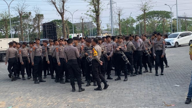 Sejumlah polisi berjaga di luar gedung Graha Unesa lokasi debat kandidat Pilgub Jatim.