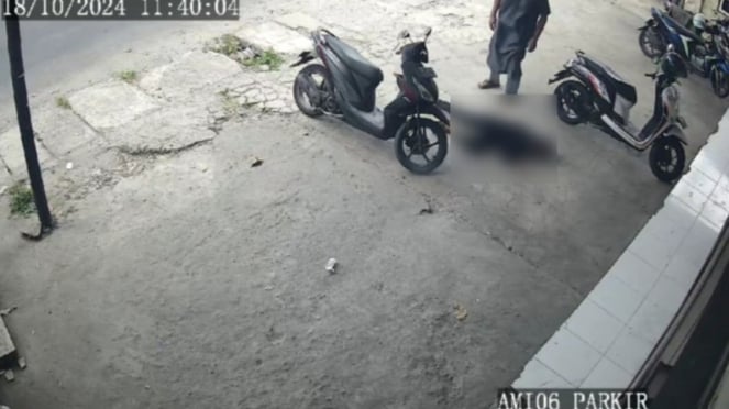 Captura de tela CCTV de abuso infantil em torno da mesquita, Ampenan Mataram (exclusivo)