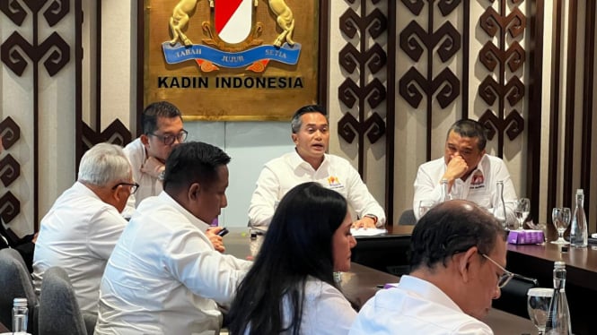 [dok. Ketua Umum Kadin Indonesia, Anindya Bakrie, saat memimpin rapat di Menara Kadin, Jakarta Selatan, Jumat, 18 Oktober 2024]