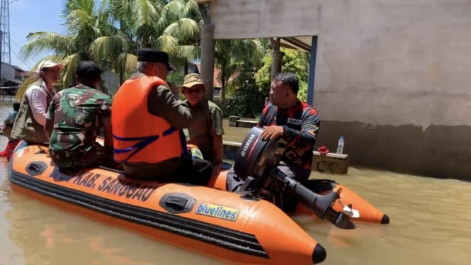 Pj Gubernur Kalbar Harisson meninjau salah satu titik banjir di Desa Sosok, Kecamatan Tayan Hulu, Kabupaten Sanggau, Kalimantan Barat (Kalbar), Jumat 18 Oktober 2024.