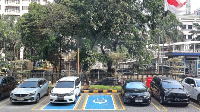 Port pengisian daya di kantor pusat Mazda Indonesia