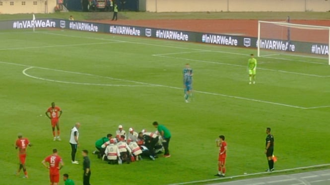 Tim Medis tengah Memberikan Perawatan Terhadap Tyronne Del Pino yang Tengah Tidak Sadarkan Diri (foto: Dede Idrus) 