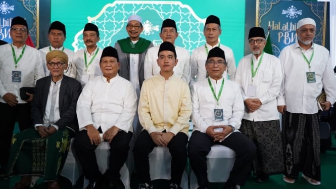 Ketua Umum NU Yahya Cholil Staquf dan sejumlah petinggi NU bersama calon presiden dan calon wakil presiden terpilih Prabowo Subianto dan Gibran Rakabuming Raka.