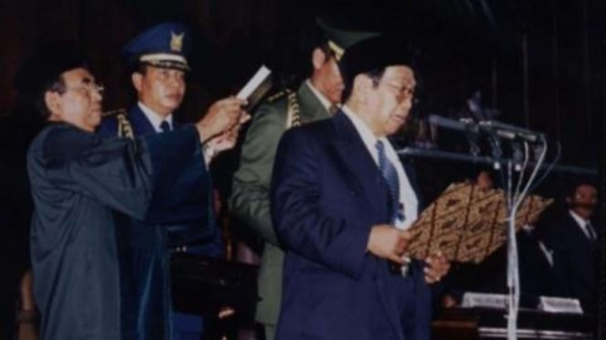 Upacara pelantikan presiden Gus Dur yang keempat dilaksanakan pada tanggal 20 Oktober 1999