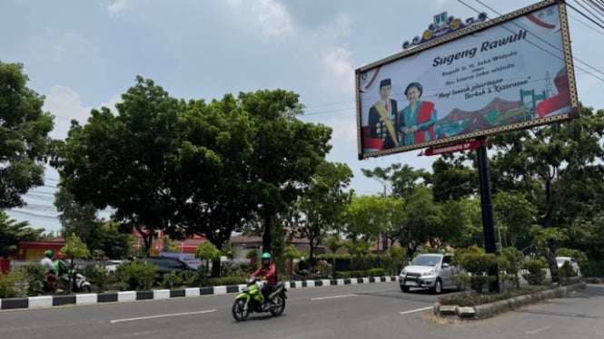 Spanduk dan baliho ucapan terima kasih Presiden Jokowi terpasang di sepanjang rute kepulangan Jokowi menuju rumah pribadinya di Solo