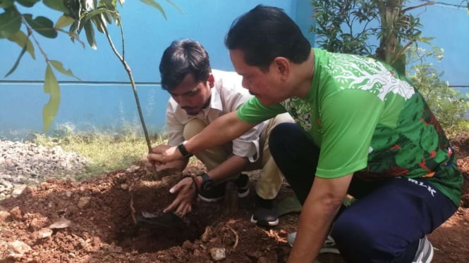 Road to Sekolah Hijau dengan penanaman pohon