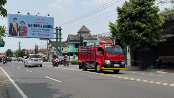 Marak pemasangan baliho dan spanduk untuk menyambut kepulangan Jokowi ke rumah pribadinya di Solo usai purna tugas.