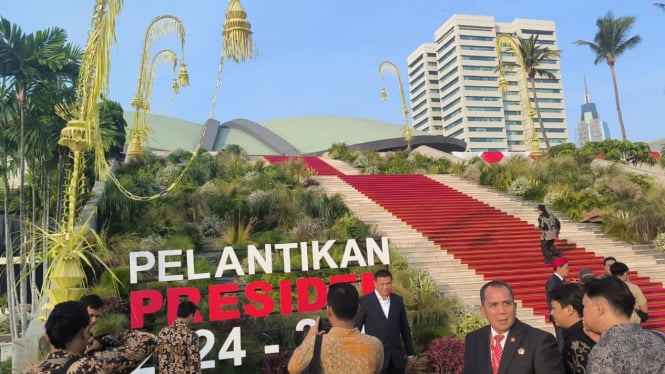 Janur kuning dan karangan bunga di gedung DPR jelang pelantikan Prabowo-Gibran