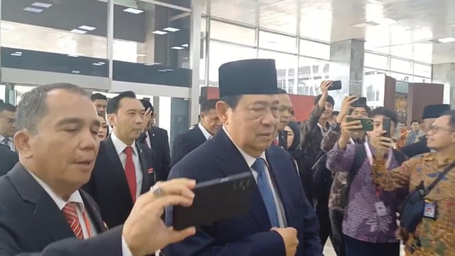 Presiden RI ke-6 Susilo Bambang Yudhoyono (SBY) tiba di Gedung DPR RI jelang pelantikan Prabowo Subianto-Gibran Rakabuming Raka 