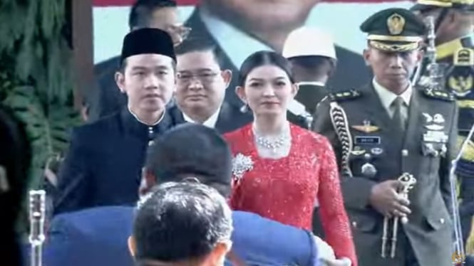 Wakil Presiden terpilih Gibran Rakabuming Raka dan istri tiba di Gedung DPR/MPR