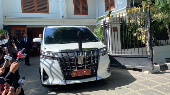 Mobil Alphard Prabowo Subianto bertolak dari Kertanegara ke Gedung DPR RI