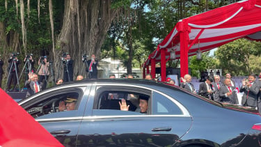 Presiden Jokowi berjalan dari Istana Negara menuju Gedung RHC/DPR