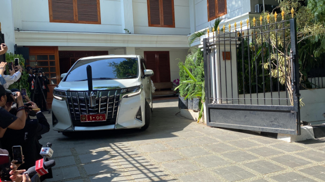 Prabowo Naik Alphard Putih ke Gedung MPR/DPR