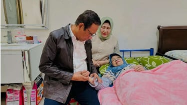 O ex-Ministro Coordenador de Política, Direito e Segurança Mahfud MD visitou sua mãe que estava doente e recebendo tratamento em Surabaya, Java Oriental, domingo, 20 de outubro de 2024.