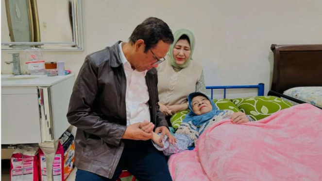 Mantan menteri koordinator bidang politik, hukum, dan keamanan Mahfud MD menjenguk ibunya yang sedang sakit dan dirawat di Surabaya, Jawa Timur, Minggu, 20 Oktober 2024.