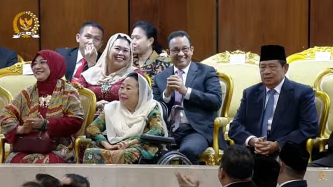 Anies Baswedan bersama Yenny Wahid mendapat tepuk tangan hadirin